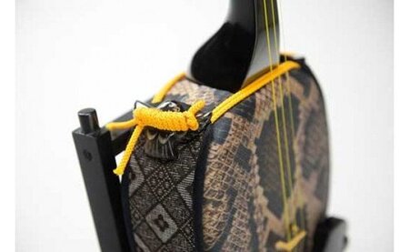 【専門職人が魂を込めた逸品】真壁型 奄美三味線（黒塗り） A033-004 三味線 楽器 奄美 シマ唄 手作り 民謡 ケース付き 替糸 音楽 伝統 奄美 鹿児島 奄美大島