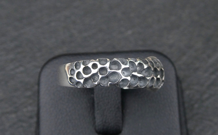 Crater ring クレーター リング ｜ 指輪 シンプル 細身 合わせやすい シルバー アクセサリー 925 ハンドメイド 選べる サイズ ジュエリー アクセ ファッション 人気 ギフト プレゼント 年末年始 お中元 お歳暮 内祝い 快気祝い