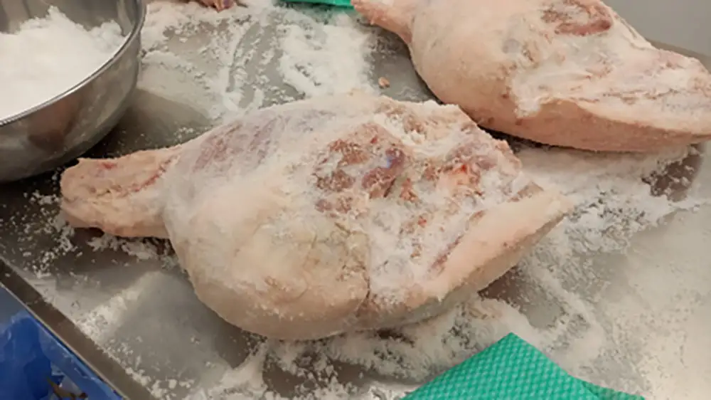 【総本家　肉のあさの】【ワークショップ】国産黒豚もも肉を使った生ハム手づくり体験（１本分）【AE17W】