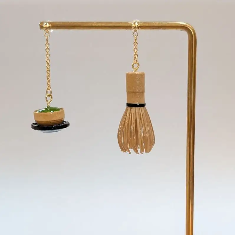 茶筅と緑茶のピアス アクセサリー 小物 雑貨 和装 和服 ファッション小物 かわいい おしゃれ 和風 レトロ 着物に合うピアス 軽い付け心地 