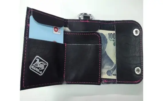 グローブの革製　コンパクトな三つ折り財布　BKP No.094