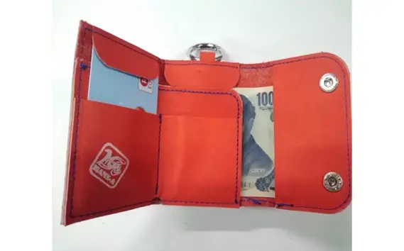 グローブの革製　コンパクトな三つ折り財布　RDA No.095