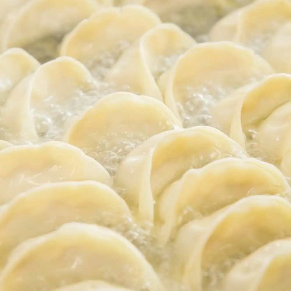 ミシュラン掲載の餃子専門店「新味覚」の餃子。上質な小麦でつくる皮の絶妙の薄さ、食材の産地と鮮度にこだわった餡。その人気には理由がある。 特製冷凍生餃子 3箱セット