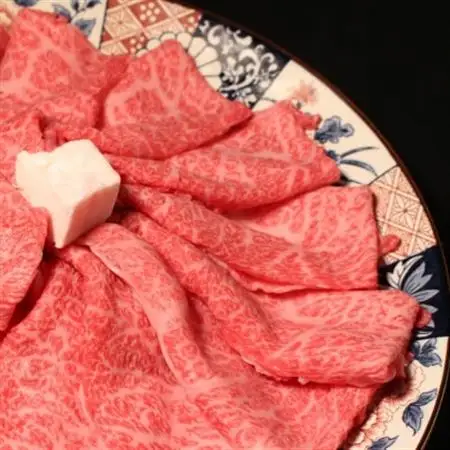 稲葉メルヘン牛(A4-A5)　すき焼き用肩ロース900g【配送不可地域：離島・北海道・沖縄県・東北・中国・四国・九州】【1291452】