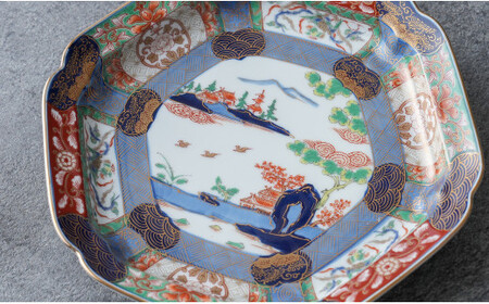 有田焼 【復刻古伊万里】 錦色絵六角口変り皿 21cm 【大慶】お正月の器 特別な日 お正月の器 ワンランク上の器 お正月の器 華やかな器  食器 器 お正月 ハレの日 お祝い お皿 華やかなお皿 煌びやかなお皿 A50-228