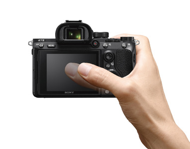 ソニー デジタル一眼カメラ α7 III (ボディ＋ズームレンズキット) ILCE