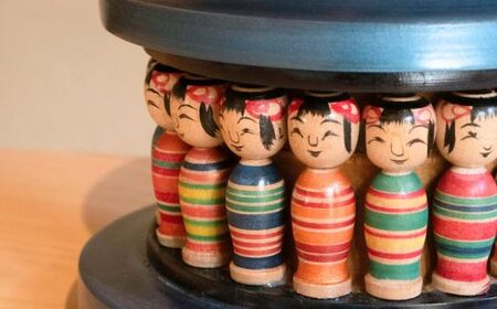 No.2840 土湯こけしのスタンドライト　陳野原幸紀作