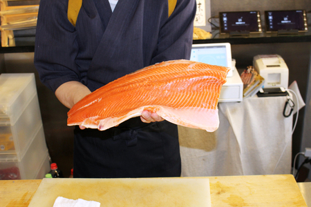 ＼TVで紹介／ 国産サーモン フィーレ 約700g 皮あり 半身 おろし身 広島レモンサーモン [1837]