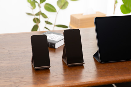 和紙のスマホスタンド iPhone 16 Pro Max 対応 ダークブラウン 岩手県奥州市産 バンドシー Bandc for iPhone 16 Pro Max, 15 Pro Max, 14 Pro Max, 13 Pro Max, 12 Pro Max, 11 Pro Max, 11, XS Max, XR [AR183]