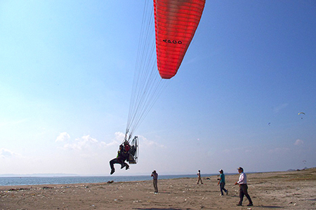 【ふるなびWEEK対象】絶景の空中散歩！モーターパラグライダー体験券 1名様