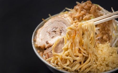 ラーメン：2食セット お取り寄せ 「二郎系 ラーメン」 醤油とんこつ 麺類 豚 旨味 濃厚スープ 平打ち 太麺 絶妙 バランス 溶き卵 コク おじや 冷凍 トッピング ボリューム 
