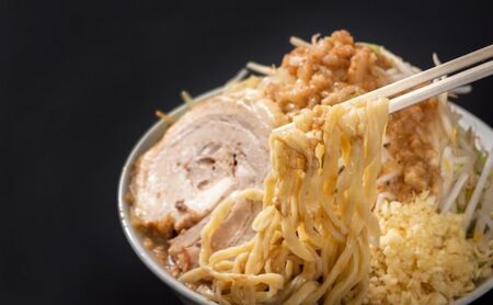 G-しお：4食セット お取り寄せ 「二郎系 ラーメン」 塩とんこつ 麺類 豚 旨味 濃厚スープ 平打ち 太麺 絶妙 バランス 溶き卵 コク おじや 冷凍 トッピング ボリューム 