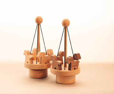 AH15　木のおもちゃ「メリーゴーランド」2個セット  【 木製 木目 ぶな ブナ ウォールナット 手作り シンプル 木のおもちゃ おもちゃ 玩具 インテリア 雑貨 仔馬 馬 うま 】