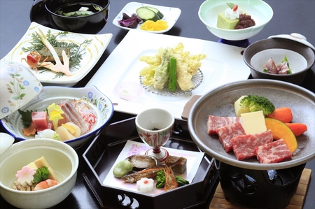 テレビ朝日で放送されました！＜スタンダードプラン＞1泊2食 ワンドリンク付きこだわり会席 ペア宿泊券 中川温泉 かくれ湯の里 信玄館 【平日・日曜限定】飲泉も可能なPH10のアルカリ温泉を、深夜もご利用できる3つの貸切風呂で堪能しませんか