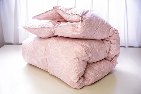 リサイクル羽毛掛布団　白州洗いのリサイクル羽毛ダウン90％使用　羽毛量1.24kg　冬掛けシングルサイズ（ピンク系色） [h126]
