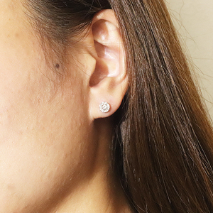 K18ホワイトゴールド 取り巻きダイヤモンドピアス 0.34ct　 K18 18金 ダイヤモンド ピアス ジュエリー アクセサリー ホワイトゴールド 人気 おすすめ レディース ダイヤ0.17ct×2 カラット ダイヤモンド 山梨県 甲斐市 BQ-105