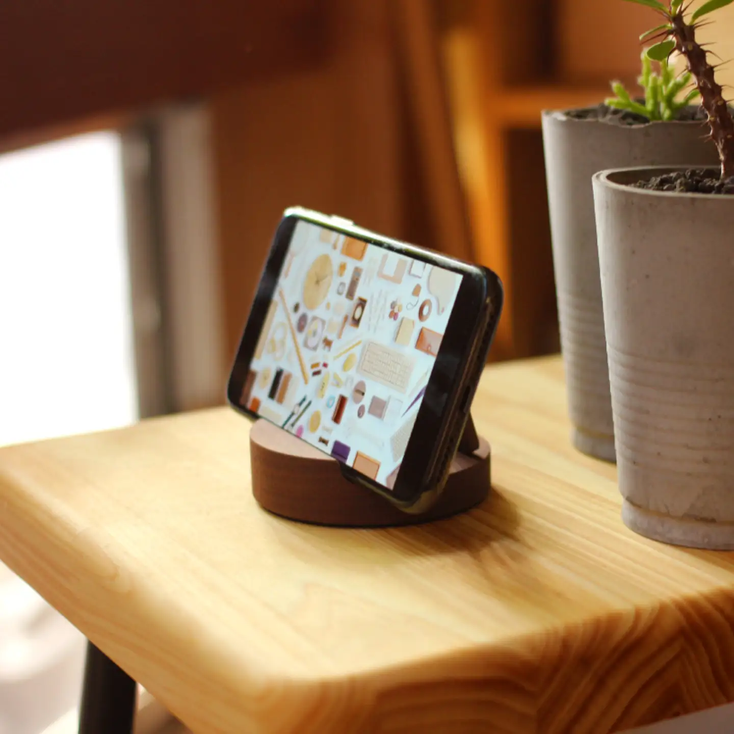 【Hacoa】汎用性高い木製スマートフォンスタンド ウォールナット 「Smartphone Stand」