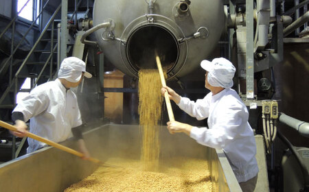 【6回定期便】国産 麦味噌（1kg×2ｐ）九州産大麦【丸亀醤油 株式会社】[ZAK008]
