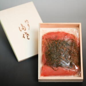AI034.辛子めんたい昆布漬（木箱入り400g）〈博多料亭.満佐〉
