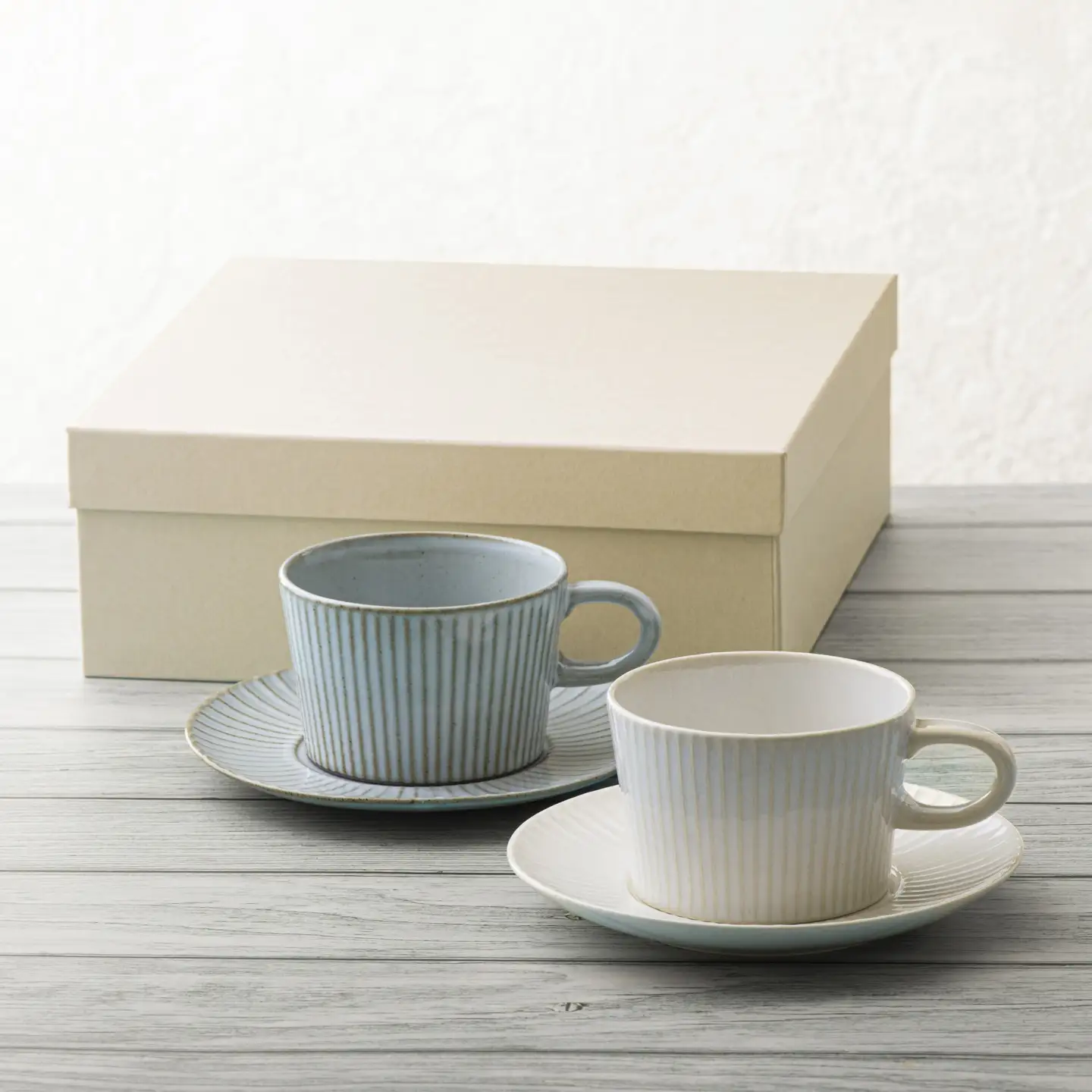 【萬古焼（ばんこやき）】４ｔｈ－ｍａｒｋｅｔプラートカップ＆ソーサーギフト２客セット　4th-market 食器 カップ ソーサー ギフト カフェ 陶器 陶磁器 テーブルウエア 皿 セット 日本製 ティーカップ コーヒーカップ 贈答 贈答品 プレゼント おしゃれ かわいい 結婚祝 出産祝 誕生日 普段使い 手作り 雑貨 伝統工芸 白 グレー シンプル