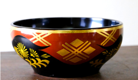 秀衡塗　盛鉢（20cm・菊） / 漆器 食器 漆塗 うるしぬり 手塗り 木製 伝統工芸品 和 お正月 高級 結婚 新築祝い お祝い 贈答 贈り物 プレゼント ギフト 香典返し お返し おもてなし【ocy925-kik-20-1】
