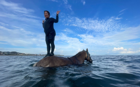 乗るだけの乗馬から、馬と一緒に楽しむ 乗馬 へ 三浦の海で 馬と一緒 に 海水浴  ～ 海馬 ： うみうま 90分 ～ M106-002 チケット 体験