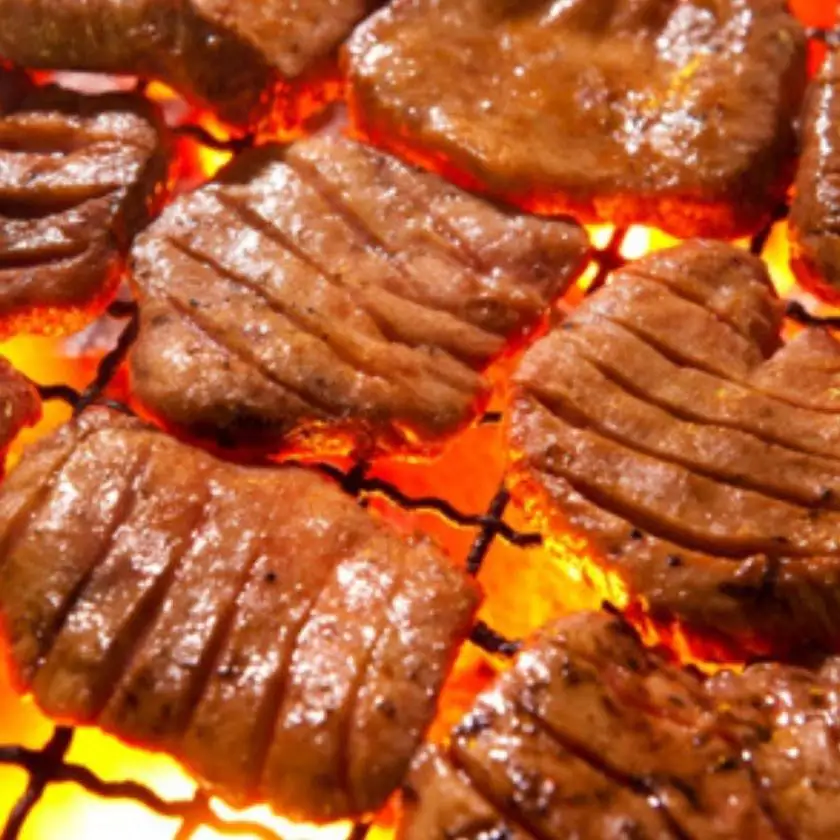 ＜定期便＞厚切り牛タン焼肉（胡麻風味）【定期便3ヶ月】牛たん タン肉 厚切り 胡麻油 ごま油 ゴマ油 焼肉 焼き肉 切り落とし カット済み お取り寄せ タン先 タン中 タン元 簡単料理 キャンプ 人気 厚切り牛タン 焼き肉牛タン 焼肉　牛タン ごま風味 ゴマ風味 胡麻風味 BBQ 四日市