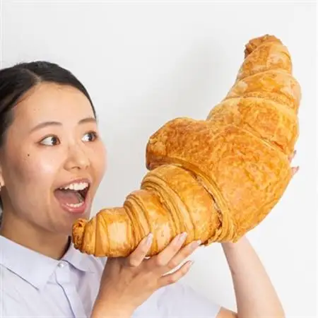 15倍の衝撃!顔より大きい　超巨大クロワッサン1個(全長約45cm～50cm)_ パン  ぱん_【配送不可地域：離島・北海道・沖縄県・東北・関東・九州】【1513957】