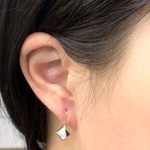 APE5144　K18YG　白シェルピアスB