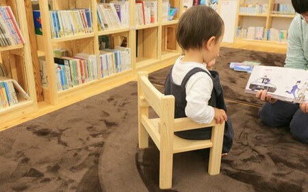 【国産ヒノキ・無垢の木】ヒノキのいす(ひじ掛けあり)_0歳児向け N-mp-A02A