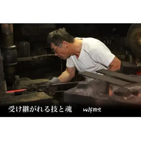 【刀匠四郎國光一門】《刀鍛冶が造る本格包丁》特別黒打菜切り包丁柳刃(両刃)_雑貨・日用品 包丁 キッチン用品 _【配送不可地域：沖縄県】【1533317】