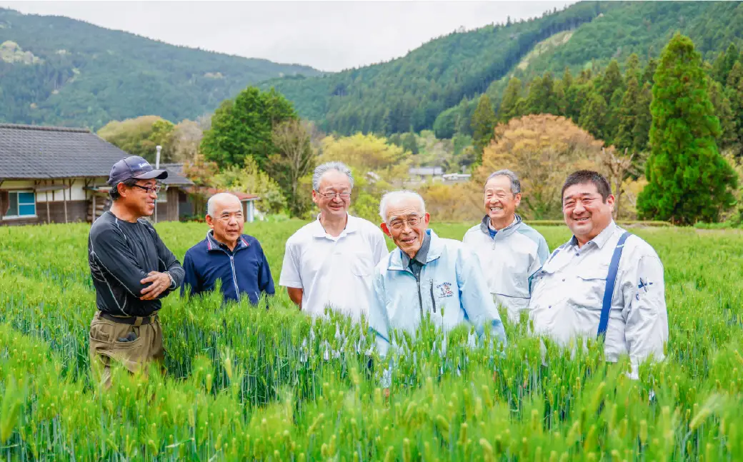【先行予約】久万高原町 仕七川自慢 もち麦 2kg ｜ 雑穀 健康志向 腸活 食物繊維 ダイエット お取り寄せ 自然 愛媛県 仕七川地区の清流 ※2026年7月中旬頃より順次発送予定