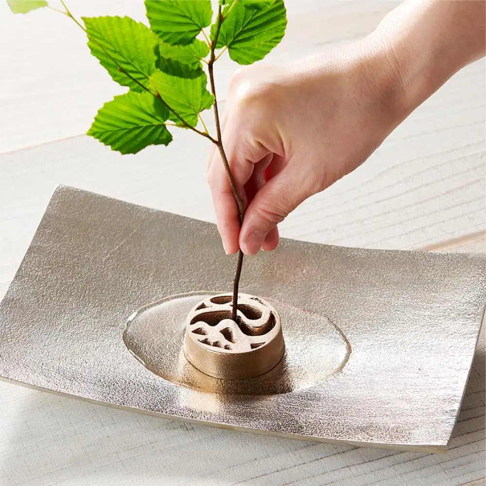 花をみずみずしく長持ち！針のない剣山 / the water