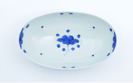 有田焼 見込牡丹 楕円ボール 大【まるぶん】食器 器 うつわ 磁器 陶磁器 楕円 皿 ボウル カレー皿 パスタ皿 おしゃれ かわいい 白 青 手描き 食洗機対応 電子レンジ対応 A18-257