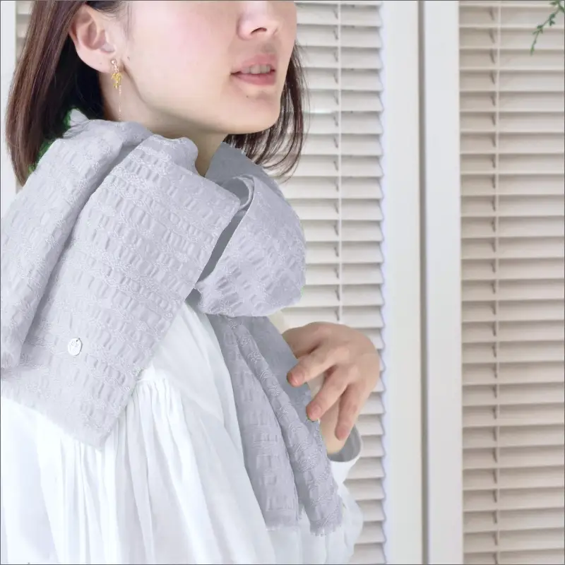 フィルタンゴ ストール【洗える丹後ちりめんのシルク】西洋更紗柄　 シルバーグレー　 合わせやすいベーシックカラー
