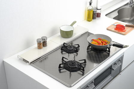 伸縮式コンロ奥カバー＆ラック ホワイト《幅42〜77.5×奥行14×高さ3.5（cm）》