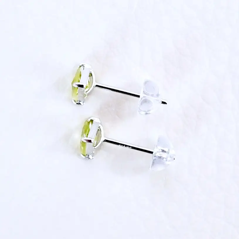 K14WG ホワイトゴールド ペリドット 三角 トリリアントカット 4mm ピアス 保証書付 KO-0045 SWAD055