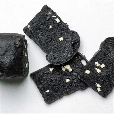 お餅のような食べ応え!竹炭を使用した”真っ黒な”竹炭食チーズ食パン(半斤)【配送不可地域：離島・北海道・沖縄県】【1474491】