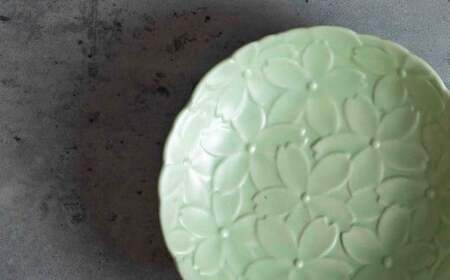 【日常に和の優雅さを】有田焼 mint. 桜彫り 12.7cm 深小皿 2枚セット (ブルー・グリーン)【金照堂】小皿 小鉢 副菜皿 副菜鉢 菓子皿 食器 皿 磁器 和食器 A25-638