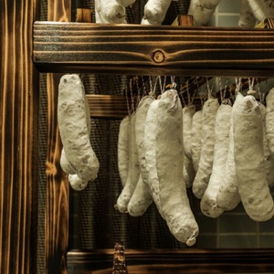 【おいしい食卓セット】白カビドライソーセージ＆シャルキュトリー＆スイーツ 計5品セット 潮トマト おつまみ 盛り合わせ お取り寄せ ギフト デザート 北海道 せたな町 ふるさと納税