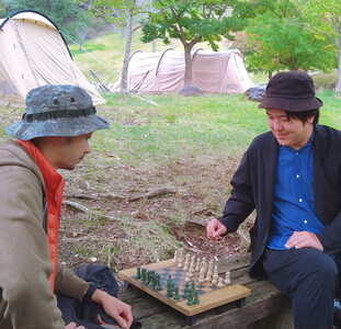 チェスで遊べるキャンプテーブル チェス駒付 コンパクト ソロ ディオ 木製 アウトドア レジャー キャンプ用品 ローテーブル インテリア 装飾テーブル アート工芸 ギフト カフェ