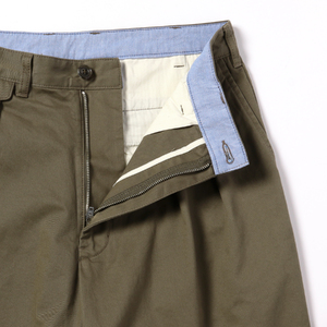 BEAMS PLUS 2プリーツ ツイル パンツ　OLIVE　L