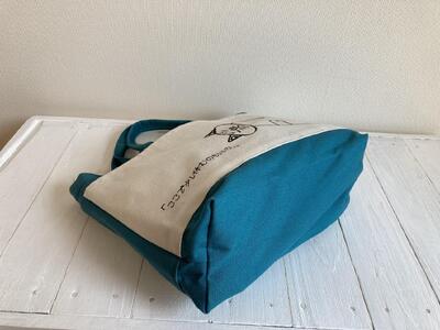 「ここで少し休むのもいいな。」ミニトート【ティールグリーン】