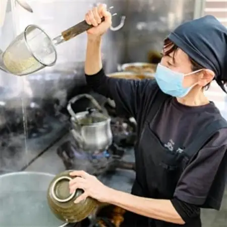 【毎月定期便】人気観光地「そば処 玉家」がお届けする沖縄そば(三枚肉/ソーキ)全2回【配送不可地域：離島】【4061266】