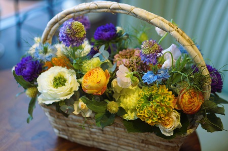 季節の生花のフラワーアレンジメント：B270-001