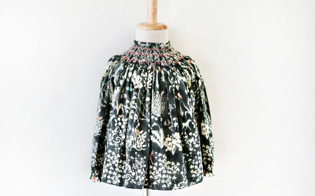 リバティ＜ベッツィピンクラベンダー＞　スモッキング刺繍のビショップブラウス　キッズサイズ120　/　キッズ　ブラウス　刺繍　綿100％　リバティ　/　諫早市　/　まち工房 Filage[AHER003]
