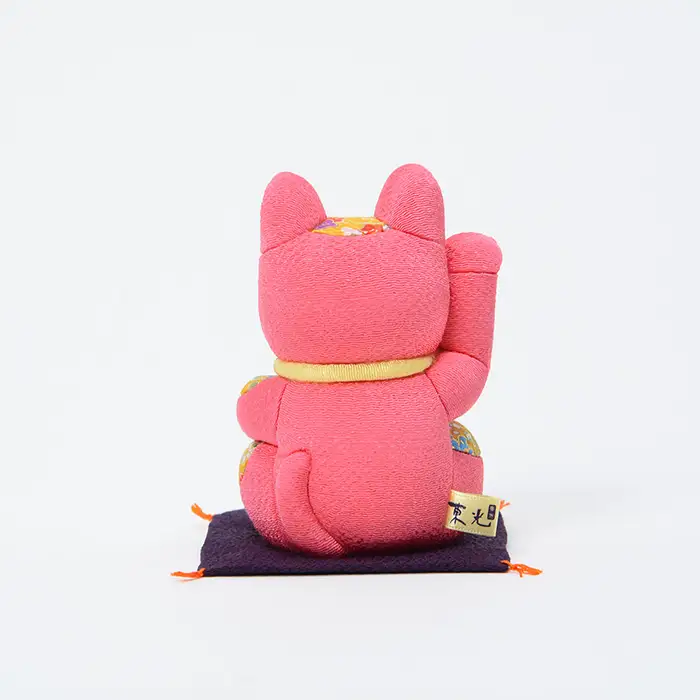 木目込人形（招き猫・風水（中）桃） | まねきねこ 猫 飾り物 人形 置物 ちりめん 伝統工芸 縁起 開運招福 千客万来 商売繁盛 金運 インテリア プレゼント 雑貨 可愛い 柿沼東光 クールジャパン The Wonder 500 埼玉県 越谷市