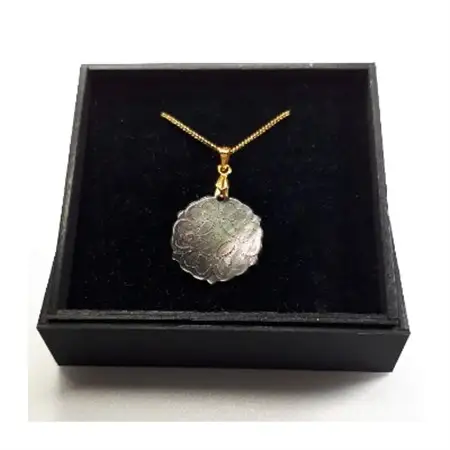 25ミリ!「華」のペンダント　黒蝶貝_装飾品・工芸品 ペンダント・ネックレス アクセサリー _【1261290】