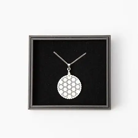 25ミリ!白蝶貝のレース彫刻「麻」ペンダント　_装飾品・工芸品 ペンダント・ネックレス アクセサリー _【1431140】