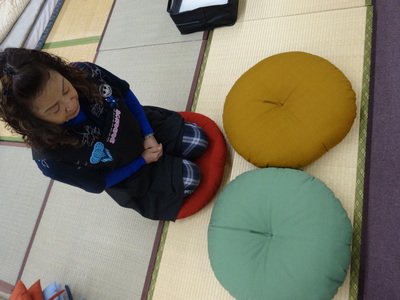  和室にも洋室にもピッタリ合う、本仕立の「もめん綿入り丸座」【CW47W】